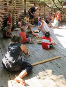 mit Boris Lanz am Justieren der Xylophons (22.08.15)