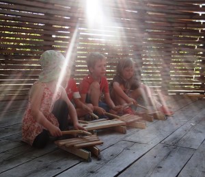 mit den selbst gebauten Xylophons im Sonnenzelt (22.08.15)