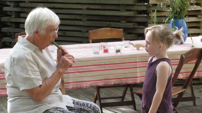 Urgrossmutter und Enkelin flöten